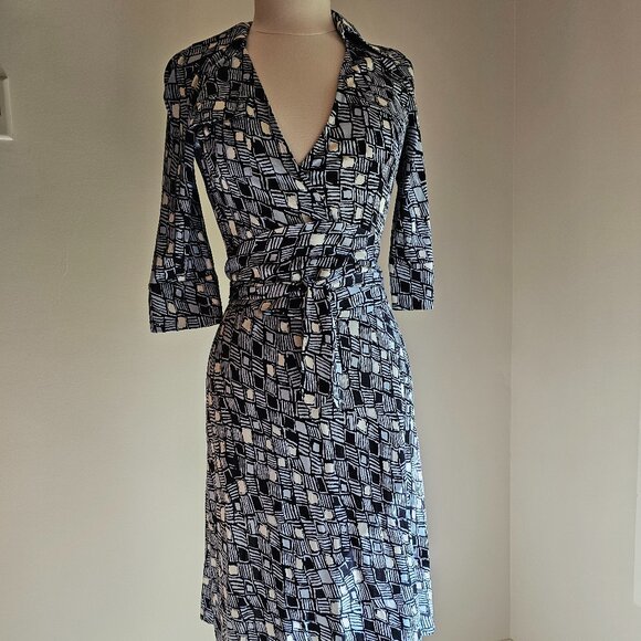 Diane Von Furstenberg Dresses & Skirts - Diane Von Furstenberg Silk Wrap Dress, Size 10, EUC